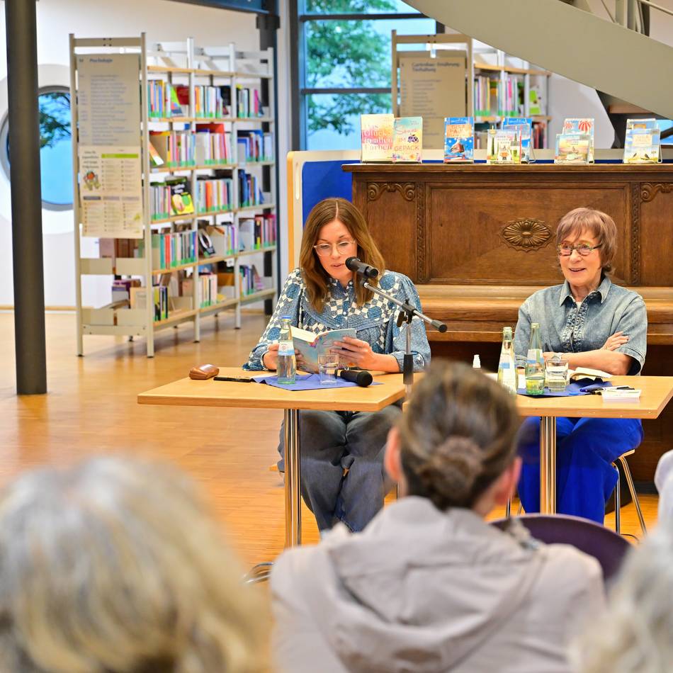 Lesung in der Stadtbibliothek Dormagen : Zwei Autorinnen aus einer Familie