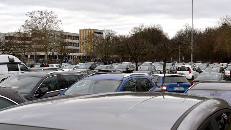 Stadt streitet mit Rheinland-Klinikum: Dormagener Schulen sollen Parkplatz zurückbekommen