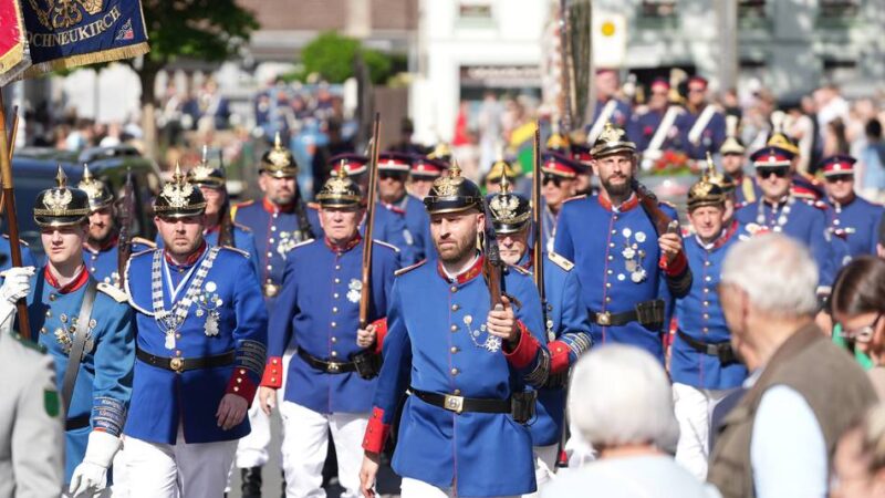 Schützenfest in Hochneukirch: Parade bei 30 Grad in historischen Uniformen