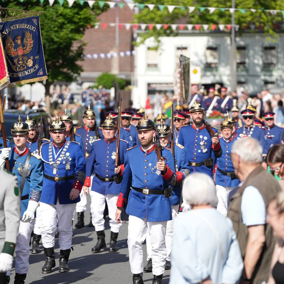 Schützenfest in Hochneukirch: Parade bei 30 Grad in historischen Uniformen