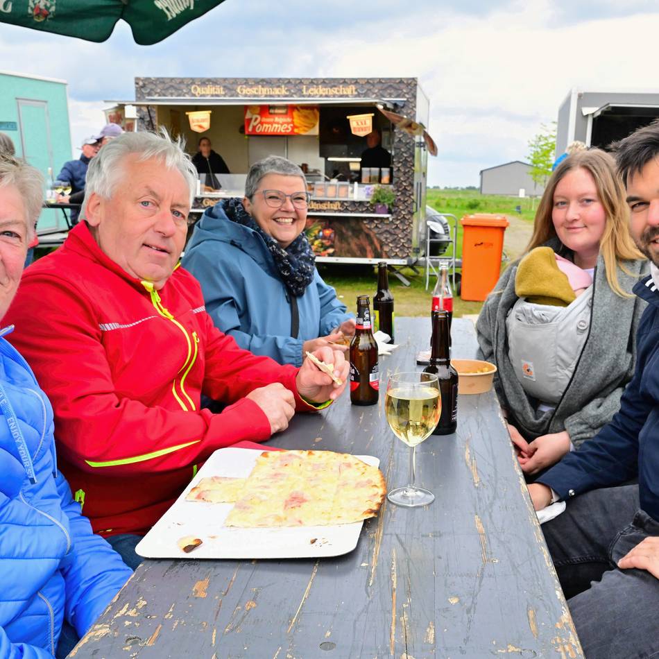 Premiere vom Streetfood-Feierabendmarkt: „Die Rommerskirchener trotzen dem Wetter einfach“