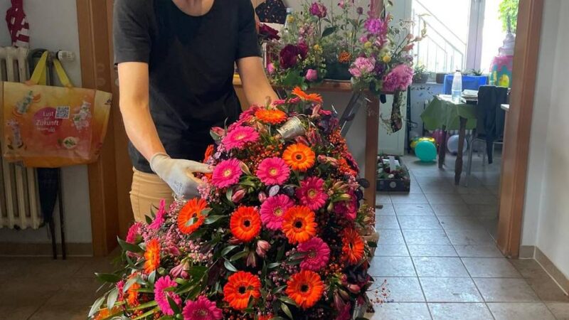 Handarbeit für Unges Pengste 2026: Die kunstvolle Floristik hinter den festlichen Blumenhörnern