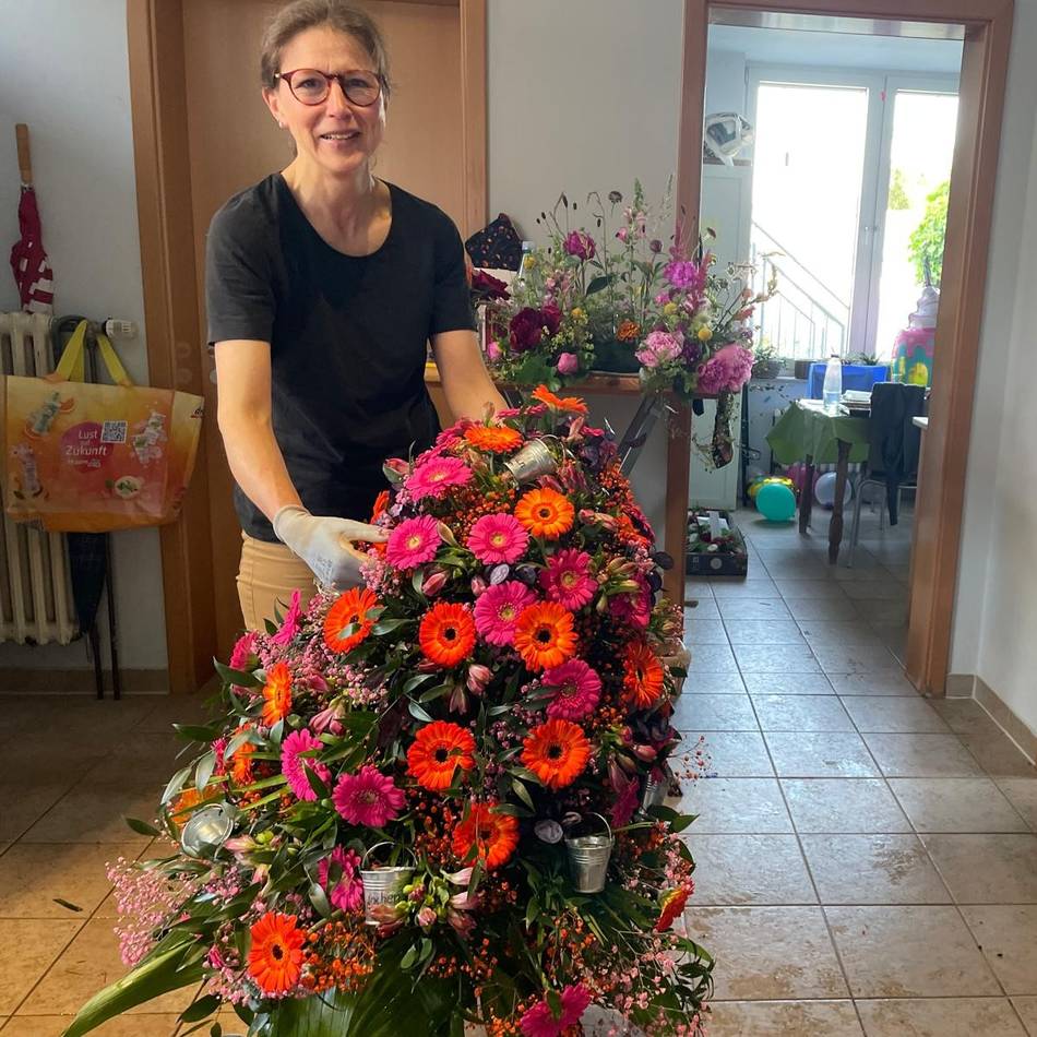 Handarbeit für Unges Pengste 2026: Die kunstvolle Floristik hinter den festlichen Blumenhörnern