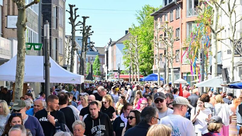 Belebte Innenstadt in Grevenbroich: City-Trödel begeisterte mit Altem und Besonderem