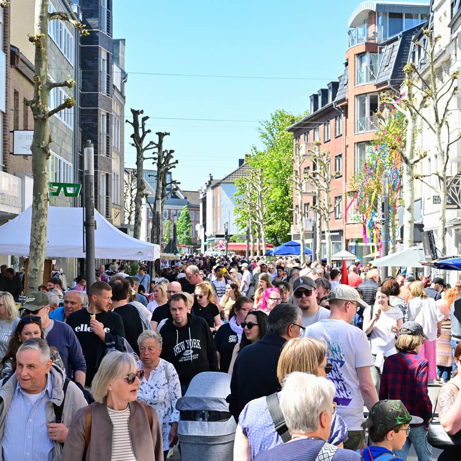 Belebte Innenstadt in Grevenbroich: City-Trödel begeisterte mit Altem und Besonderem