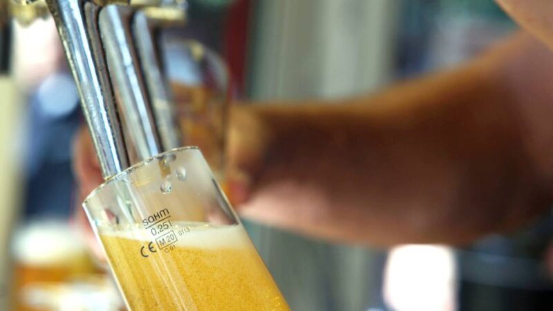 Fest in Elten: Elf Bier zum Preis von acht – Happy Hour am Vatertag