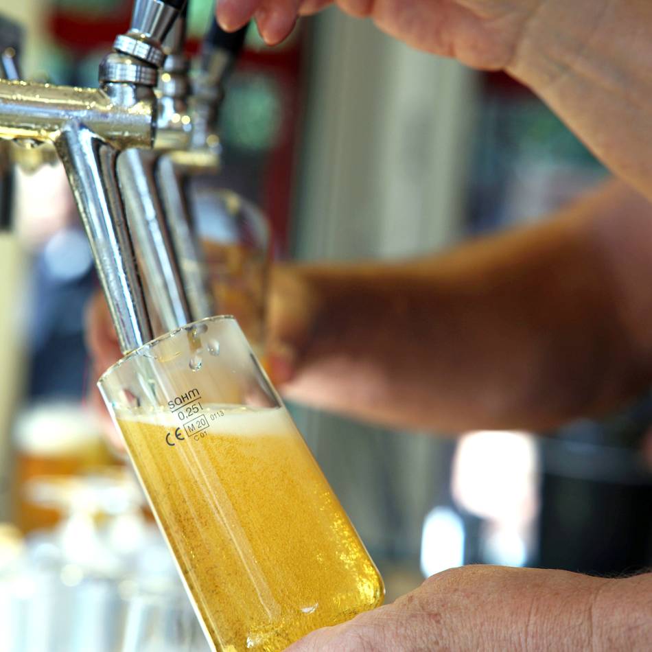 Fest in Elten: Elf Bier zum Preis von acht – Happy Hour am Vatertag
