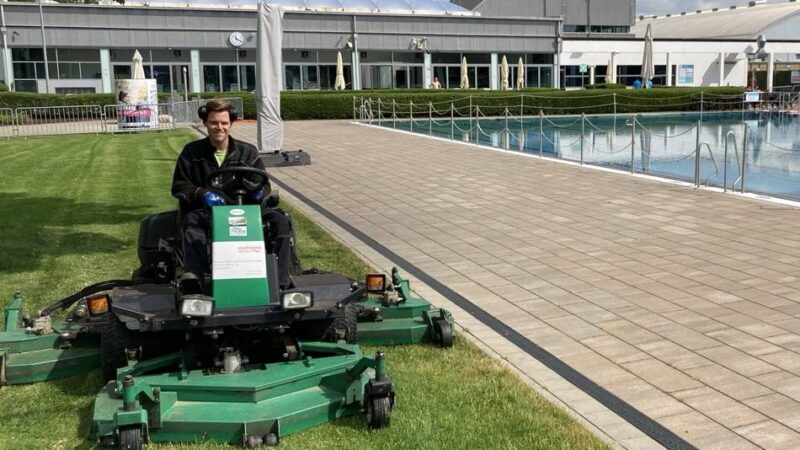 Bei 18 Grad und Regen: Neusser Südbad startet in die Freibadsaison