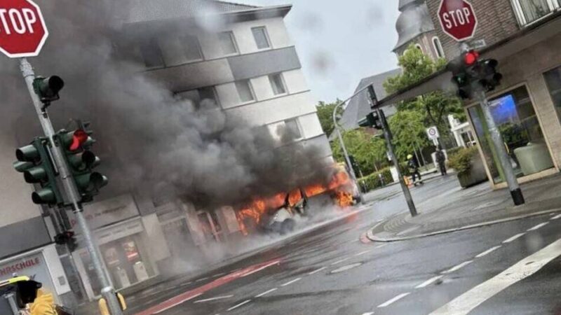 Feuerwehr Mönchengladbach im Einsatz: Transporter in Flammen – das war die Ursache