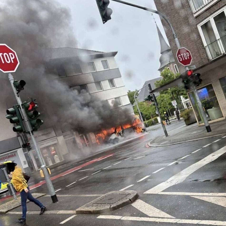 Feuerwehr Mönchengladbach im Einsatz: Transporter in Flammen – das war die Ursache