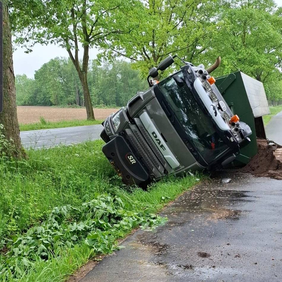 Geisterfahrer in Straelen: Lkw fährt auf falscher Spur – anderer Lkw muss ausweichen und kippt um