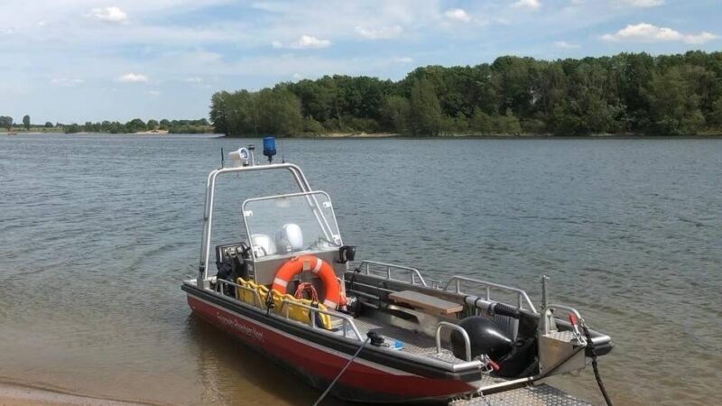 Feuerwehr Rheinberg im Einsatz: 20 Einsatzkräfte suchen am Rhein nach Hirsch