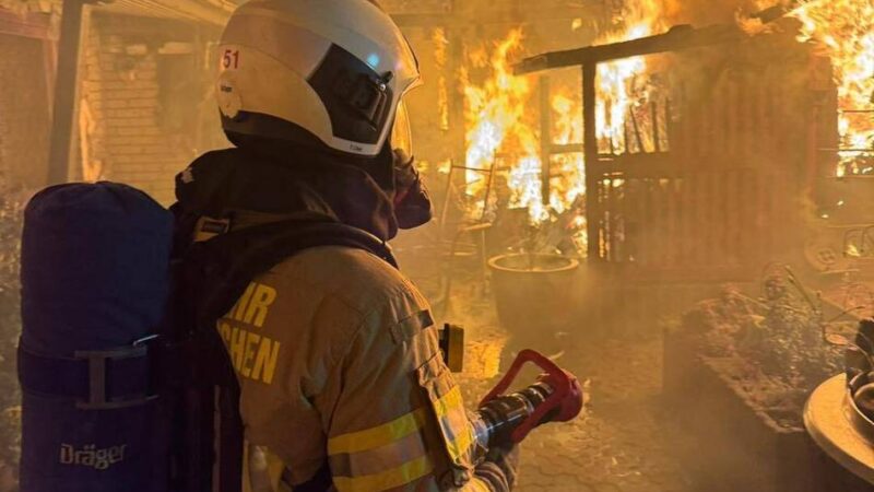 Nächtlicher Großeinsatz der Feuerwehr Wermelskirchen: Feuer greift auf Einfamilienhaus über