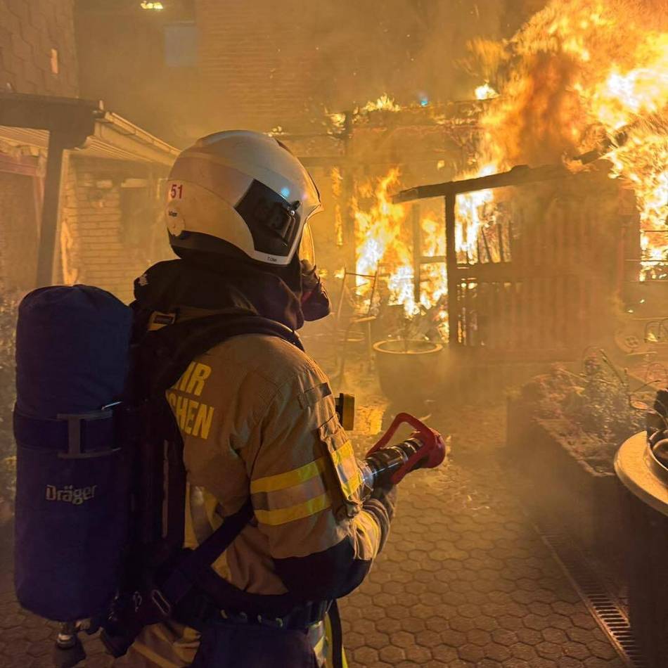 Nächtlicher Großeinsatz der Feuerwehr Wermelskirchen: Feuer greift auf Einfamilienhaus über