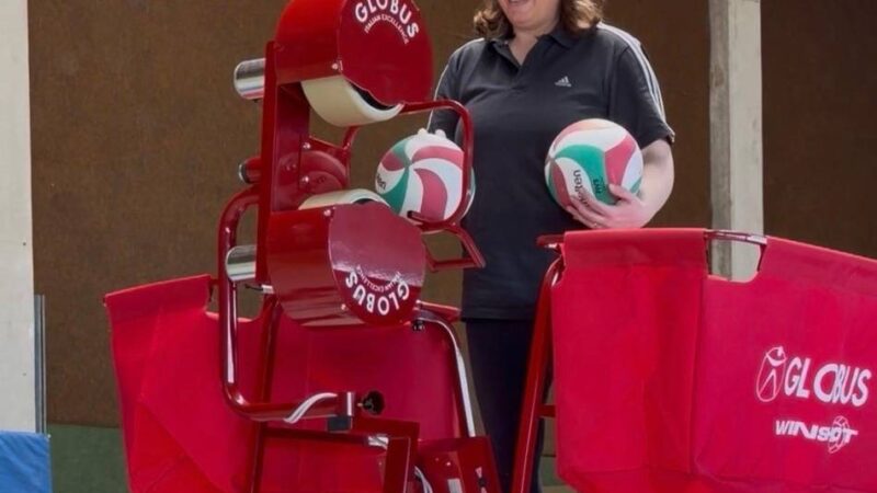 Sportverein in Radevormwald: TSV-Volleyballer backen Waffeln für neue Ballwurfmaschine