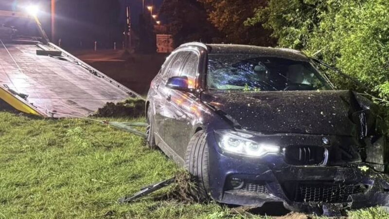 Unfall in Kranenburg: Auto prallt gegen Straßenlaterne – eine Person verletzt