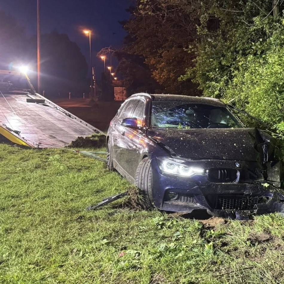 Unfall in Kranenburg: Auto prallt gegen Straßenlaterne – eine Person verletzt