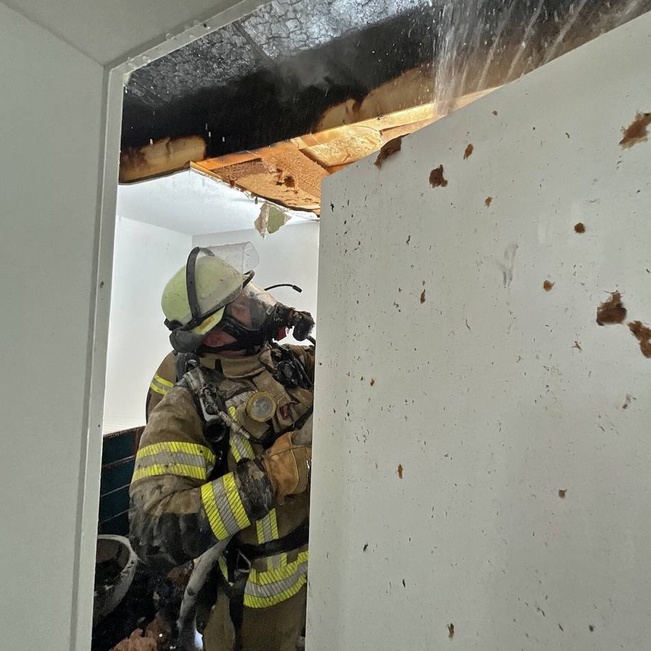 Feuerwehreinsatz in Neuss-Allerheiligen: Schwelbrand in der Elektroverteilung löst Rauchmelder aus