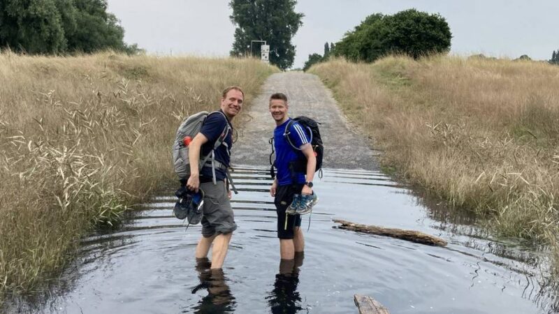 Wanderung „Flucht aus Köln“: Zwei Düsseldorfer laufen vom Kölner Dom zum Rheinturm – und suchen Mitläufer