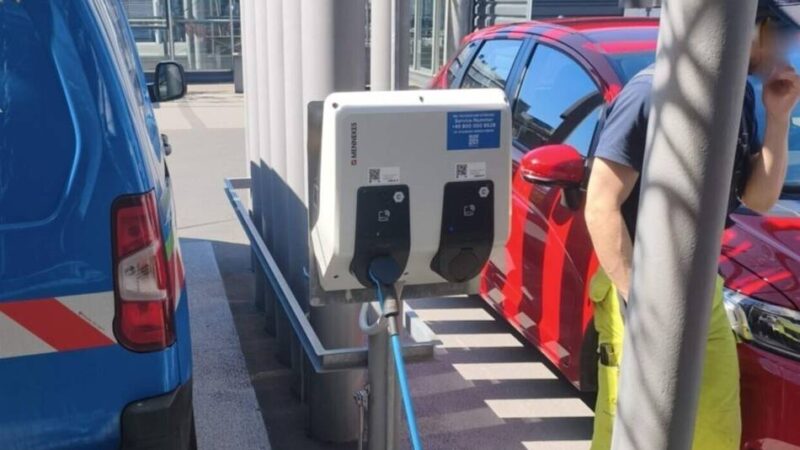 Rathaus-Arkaden in Kaarst: Stadtwerke nehmen Ladepunkte auf Parkdeck in Betrieb