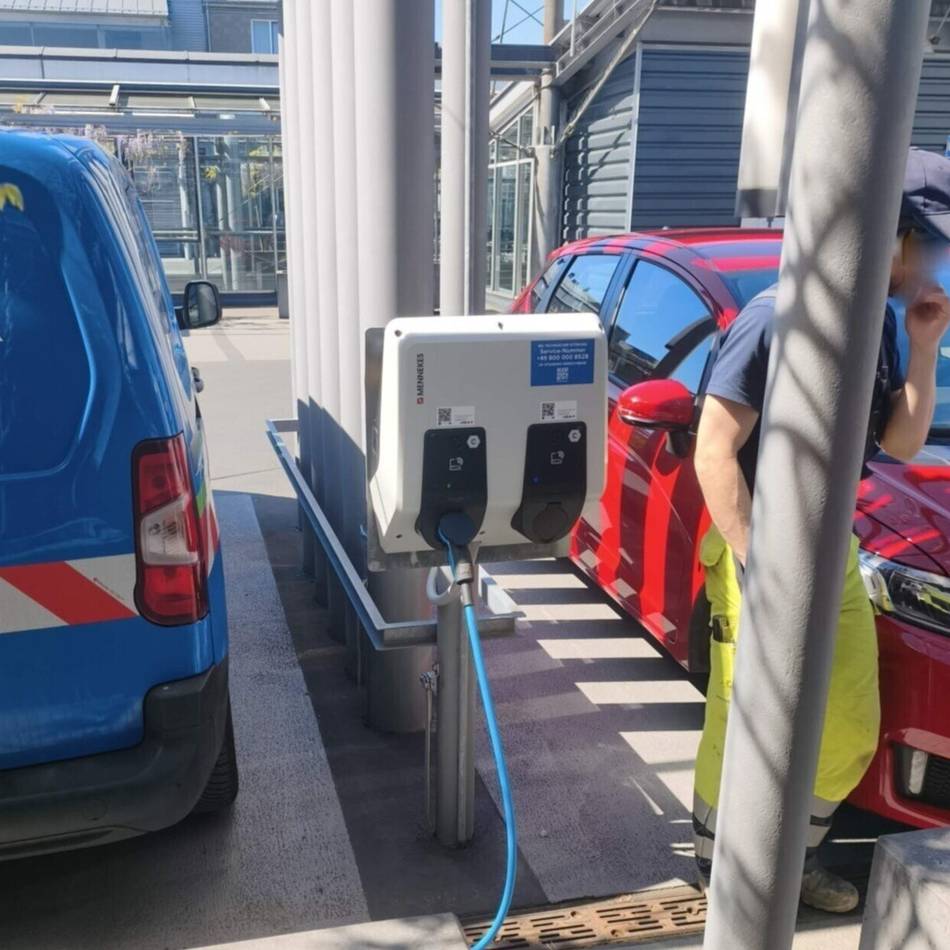 Rathaus-Arkaden in Kaarst: Stadtwerke nehmen Ladepunkte auf Parkdeck in Betrieb
