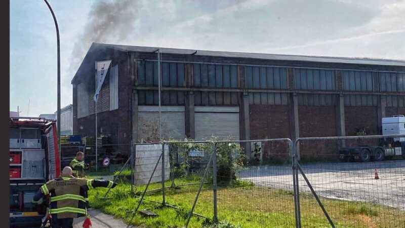 Feuer im Neusser Hafen: Gabelstapler gerät in Brand