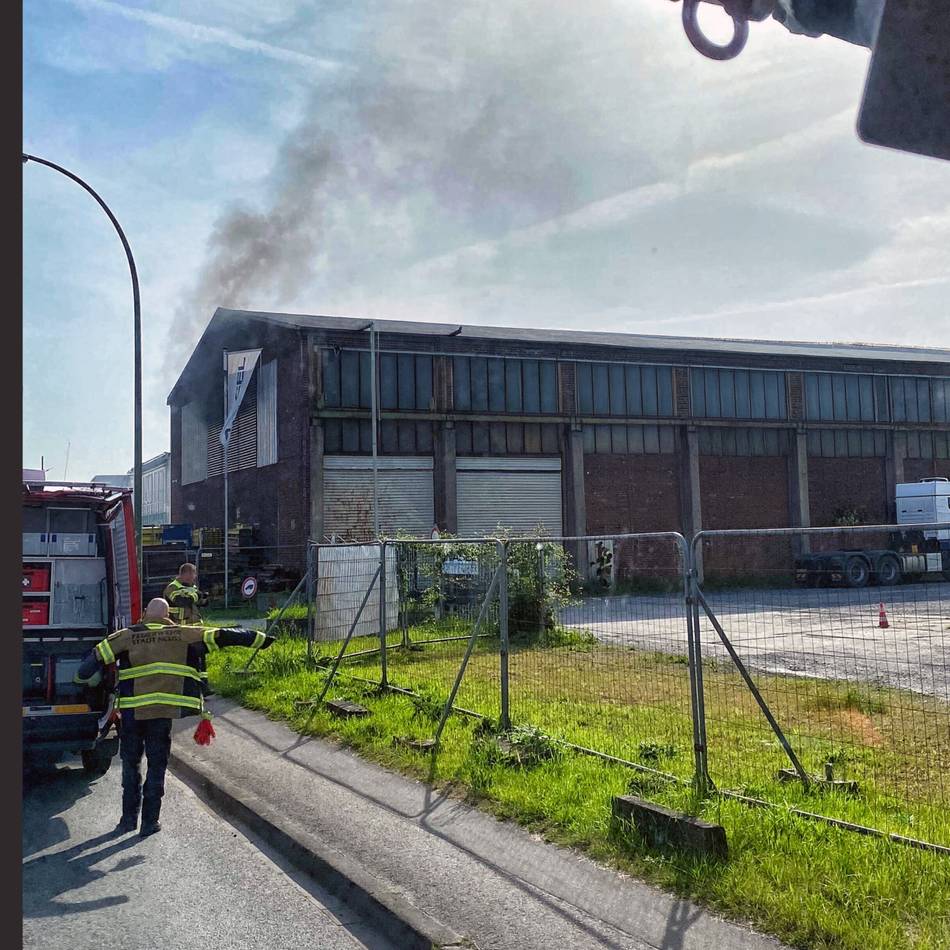 Feuer im Neusser Hafen: Gabelstapler gerät in Brand