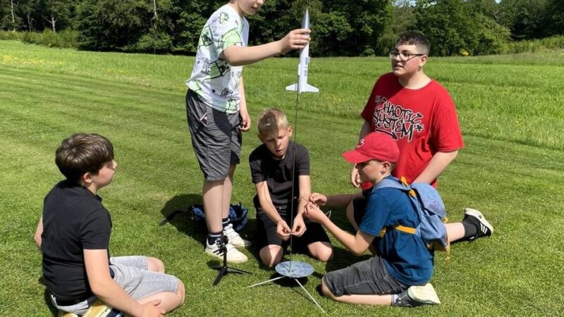 Modellflugplatz bei Radevormwald: Fünf Freunde lassen eine Rakete starten