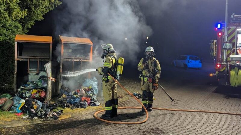 Feuerwehr in Xanten: Altkleidercontainer brennt mitten in der Nacht