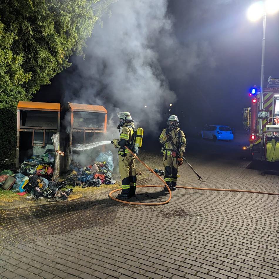 Feuerwehr in Xanten: Altkleidercontainer brennt mitten in der Nacht