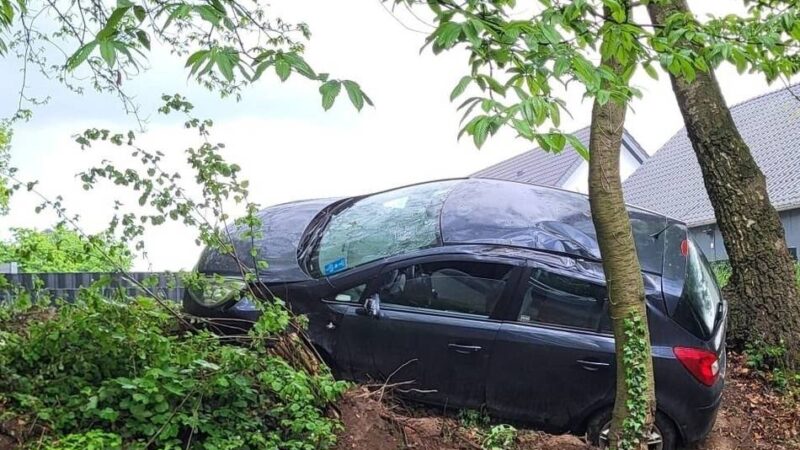 Einsatz für die Polizei: Kurioser Unfall an der Waldstraße in Bedburg-Hau gibt Rätsel auf