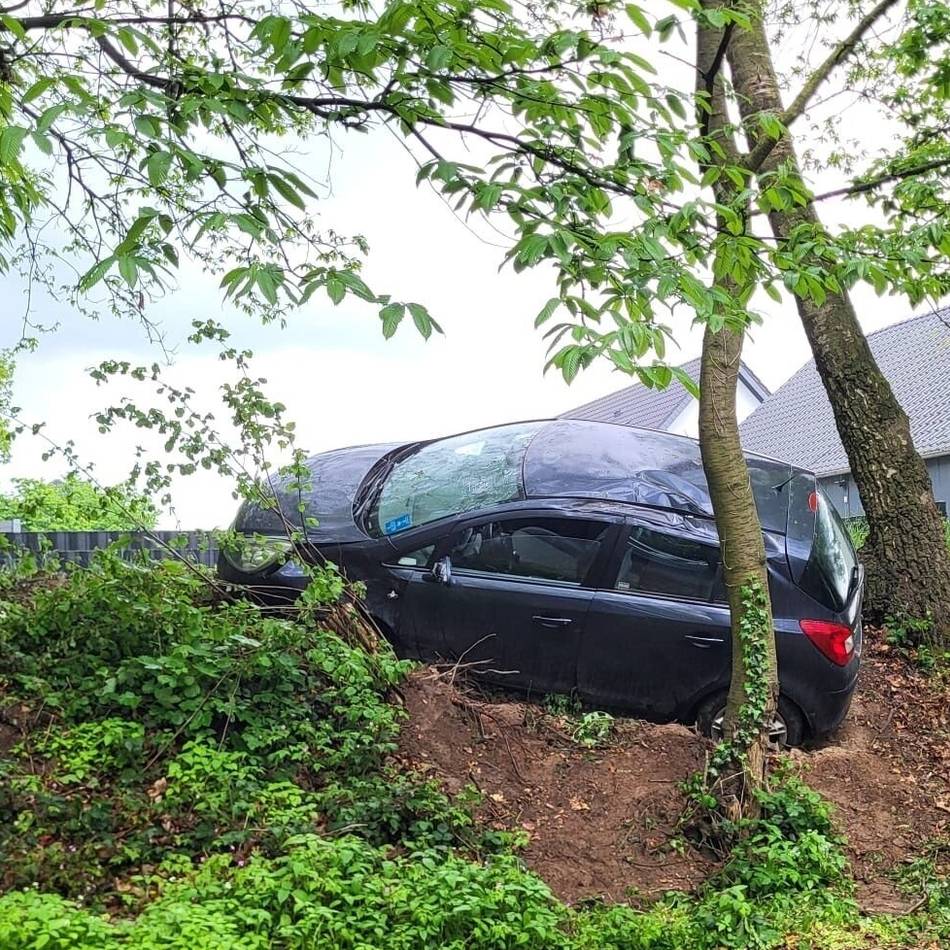 Einsatz für die Polizei: Kurioser Unfall an der Waldstraße in Bedburg-Hau gibt Rätsel auf