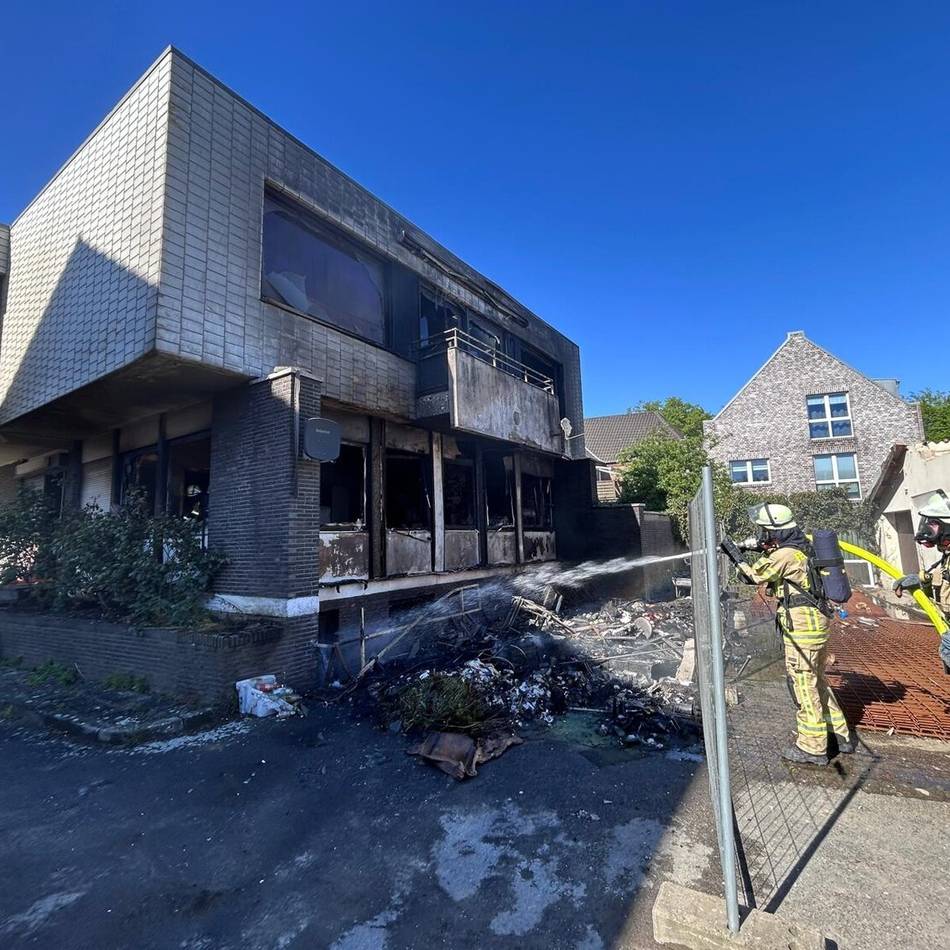 Großeinsatz der Feuerwehr: Haus an der Emmericher Straße in Kleve nach Brand unbewohnbar