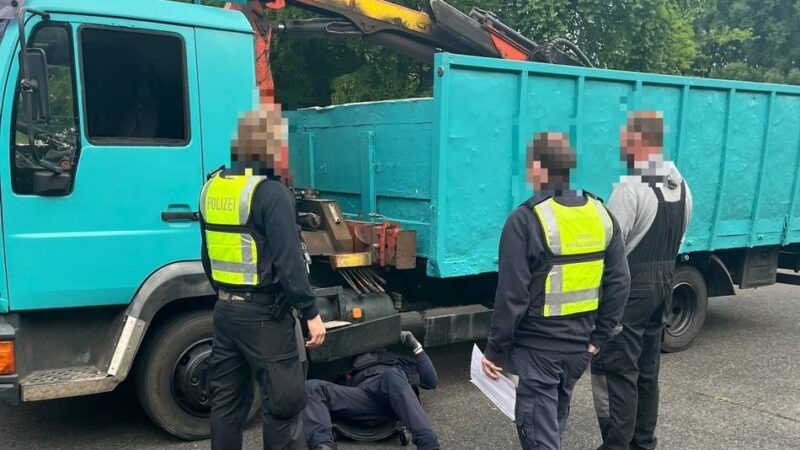 Schwerpunktaktion an A44 in Mönchengladbach: 77 Lkw kontrolliert – ein Fahrer wird direkt festgenommen