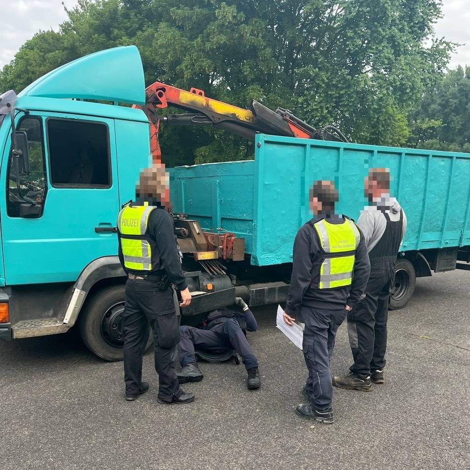 Schwerpunktaktion an A44 in Mönchengladbach: 77 Lkw kontrolliert – ein Fahrer wird direkt festgenommen