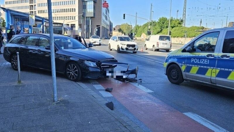 Gladbacher Innenstadt: Auto stößt am Bismarckplatz mit Linienbus zusammen
