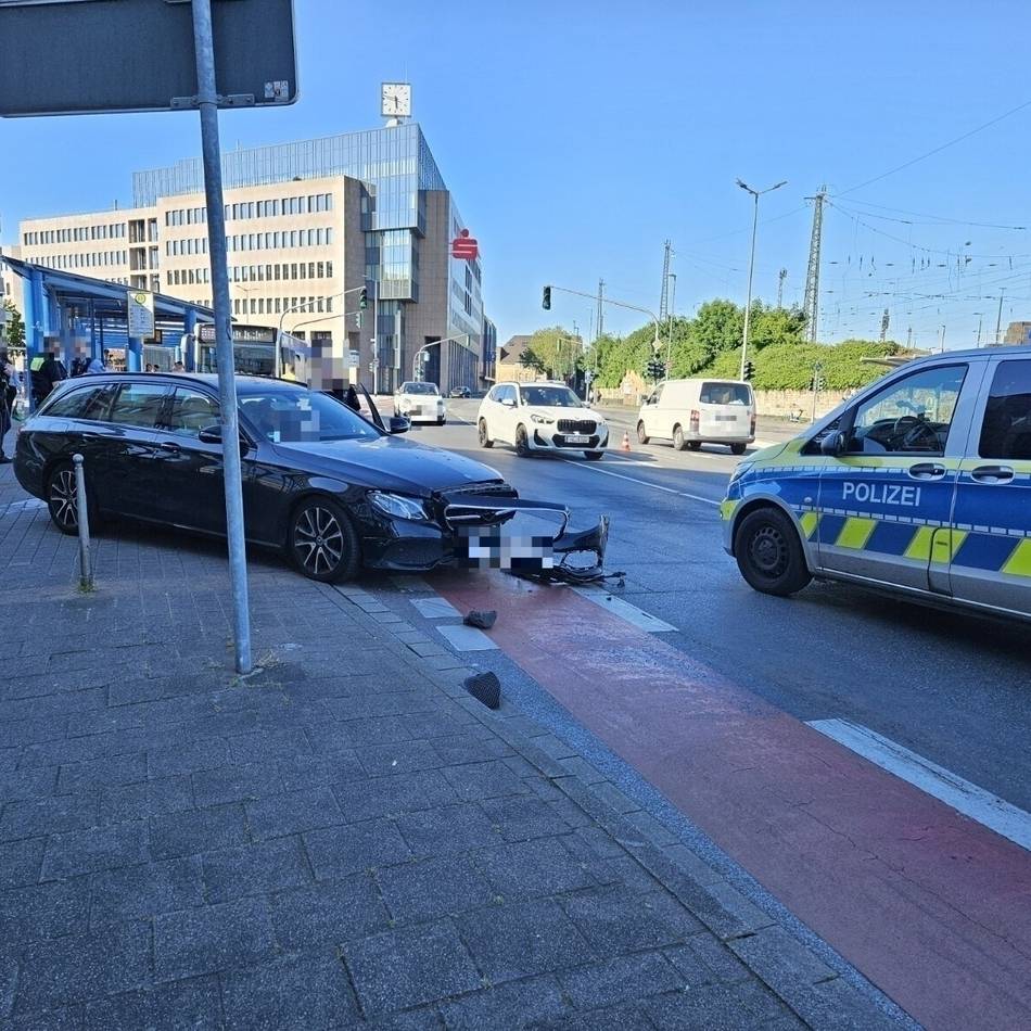 Gladbacher Innenstadt: Auto stößt am Bismarckplatz mit Linienbus zusammen