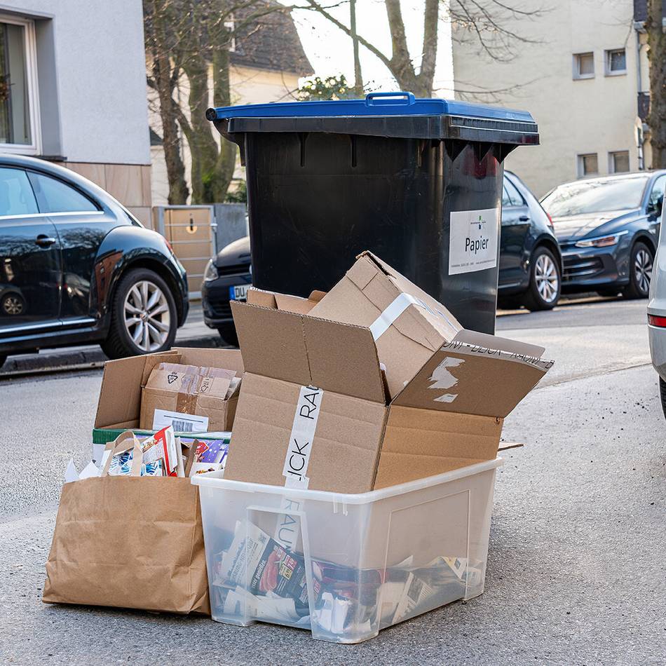 Umfrage zur Altpapiersammlung: Blaue Tonne gegen Papierbündel – Duisburg sucht Lösung
