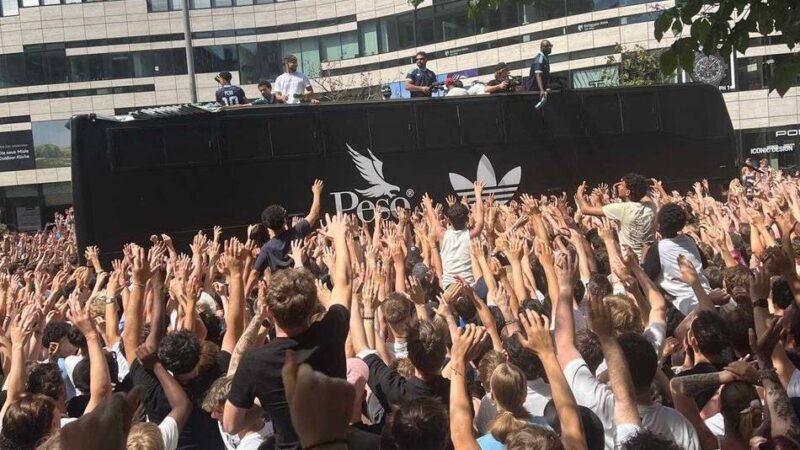Aktion von Peso in Düsseldorf: Riesen-Ansturm auf den Schadowplatz – Massengedränge für Gratis-Shirts