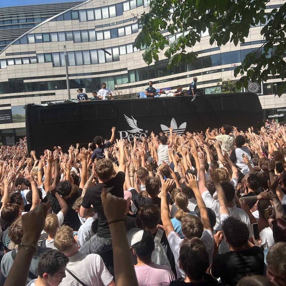 Aktion von Peso in Düsseldorf: Riesen-Ansturm auf den Schadowplatz – Massengedränge für Gratis-Shirts