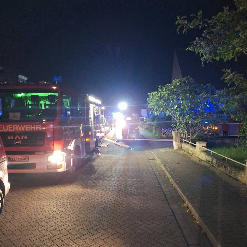 Kellerbrand in Emmerich: Feuer in Einfamilienhaus – eine Person verletzt