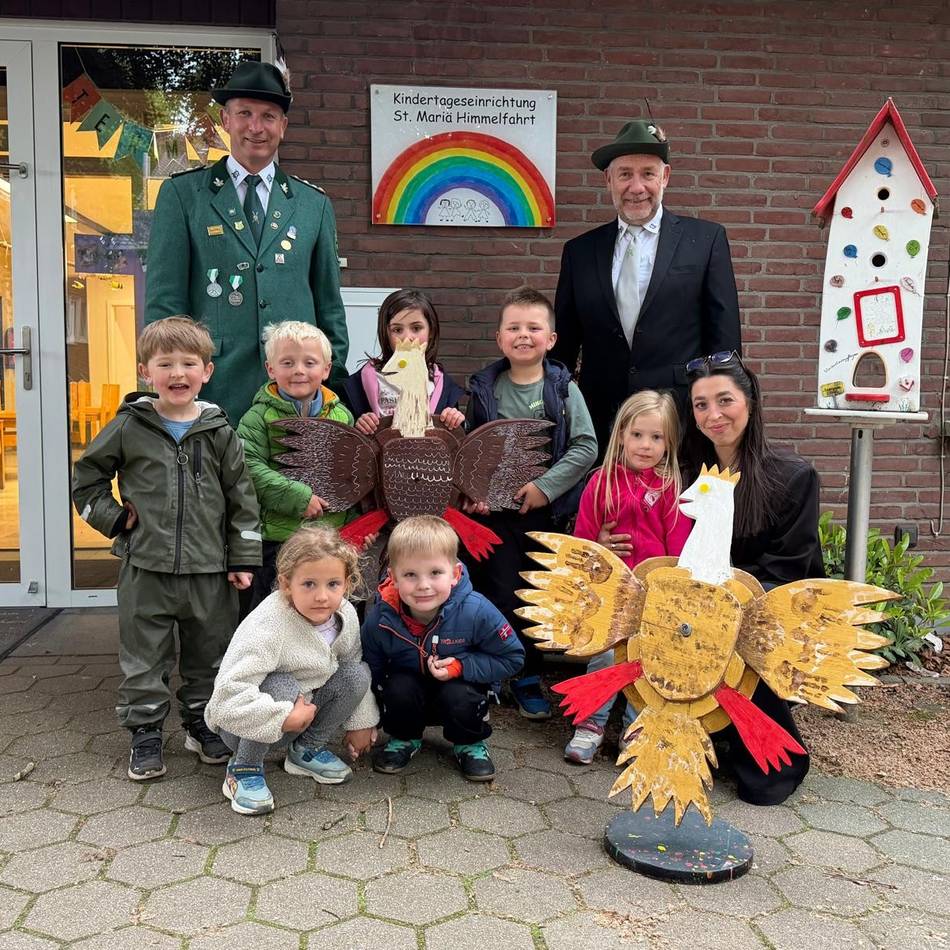 Vor dem Schützenfest: Kindergarten-Kinder bemalen den Ossenberger Schützenvogel