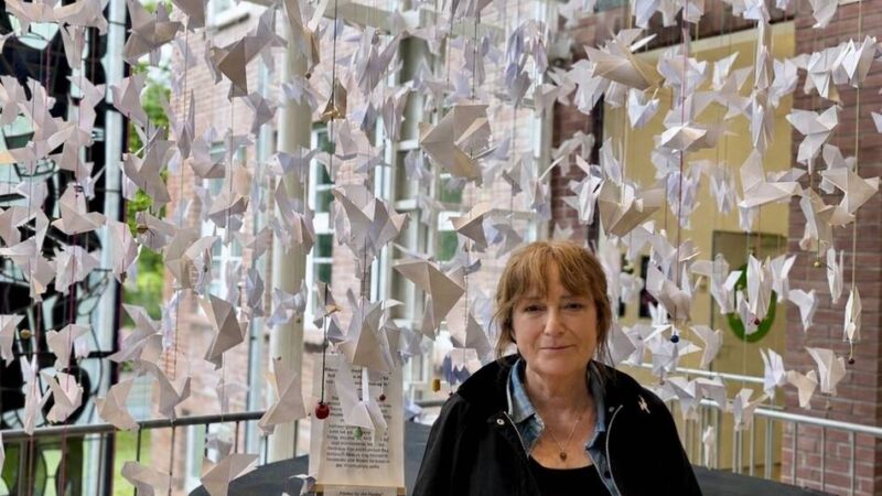 Ein Dach aus Origami-Friedenstauben: Dormagener OGS-Kinder setzen ein Zeichen für Zusammenhalt