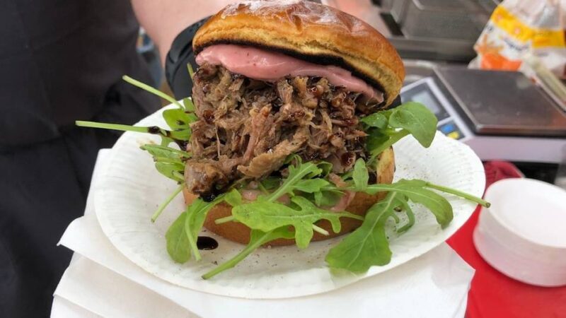 Schlemmer-Wochenende in Rheinberg: Streetfood-Festival auf dem Großen Markt ist mit vielen Leckereien gestartet