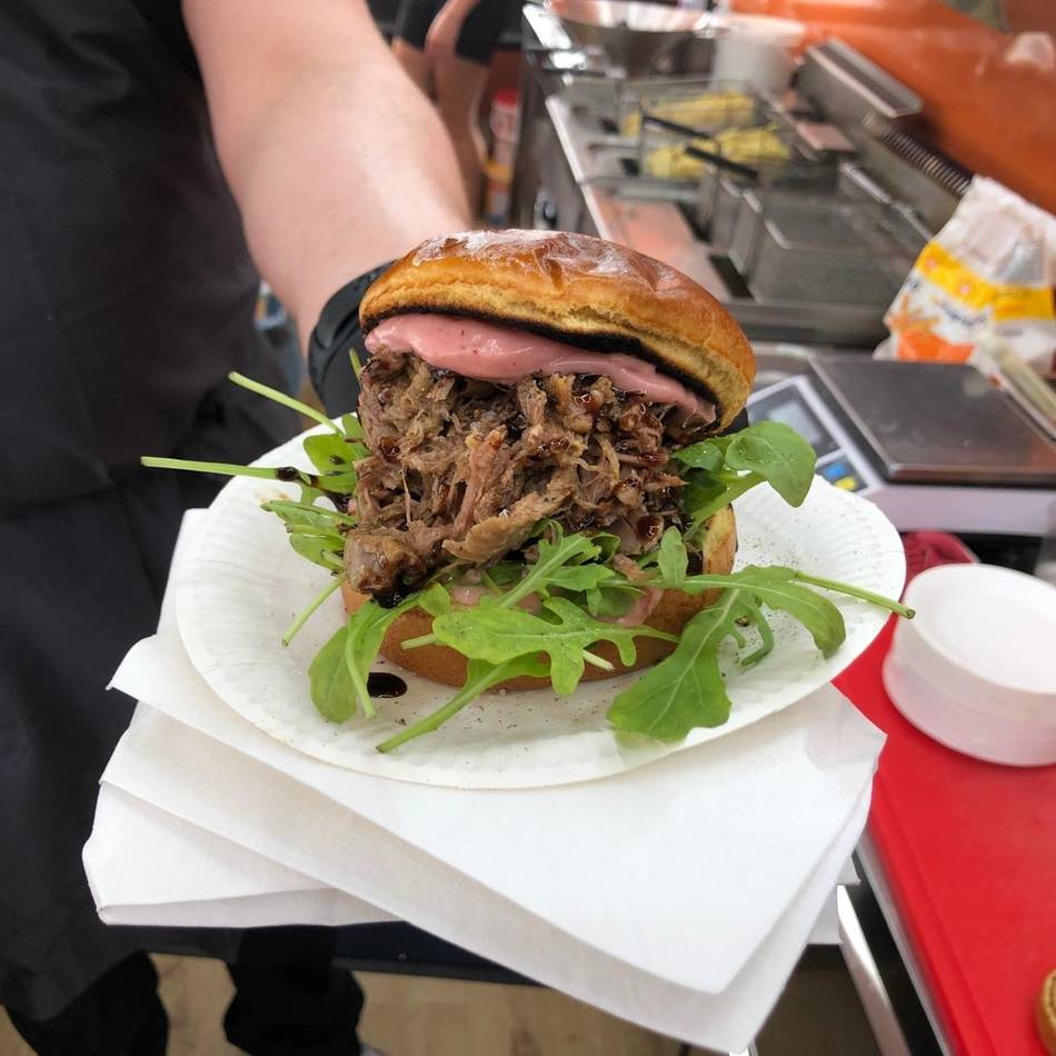Schlemmer-Wochenende in Rheinberg: Streetfood-Festival auf dem Großen Markt ist mit vielen Leckereien gestartet