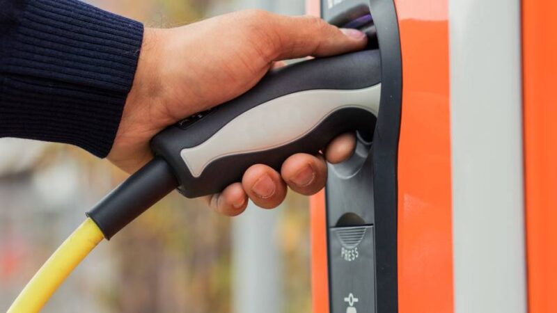 Vandalismus in Nievenheim: Diebstahlschutz für E-Ladesäule