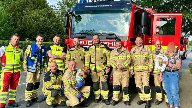 Feuerwehr-Einsatz in Saelhuysen: Dreijähriges Mädchen steckt mit Toilettensitz am Kopf fest