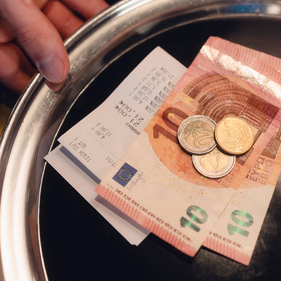 „Nicht zu knausrig sein“: Trinkgeld in der Gastronomie – wie viel Arbeitnehmervertreter empfehlen