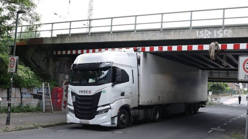 Stundenlange Beeinträchtigungen: Lkw-Unfall unter Brücke in Düsseldorf sorgt für Zugausfälle und Straßensperrung