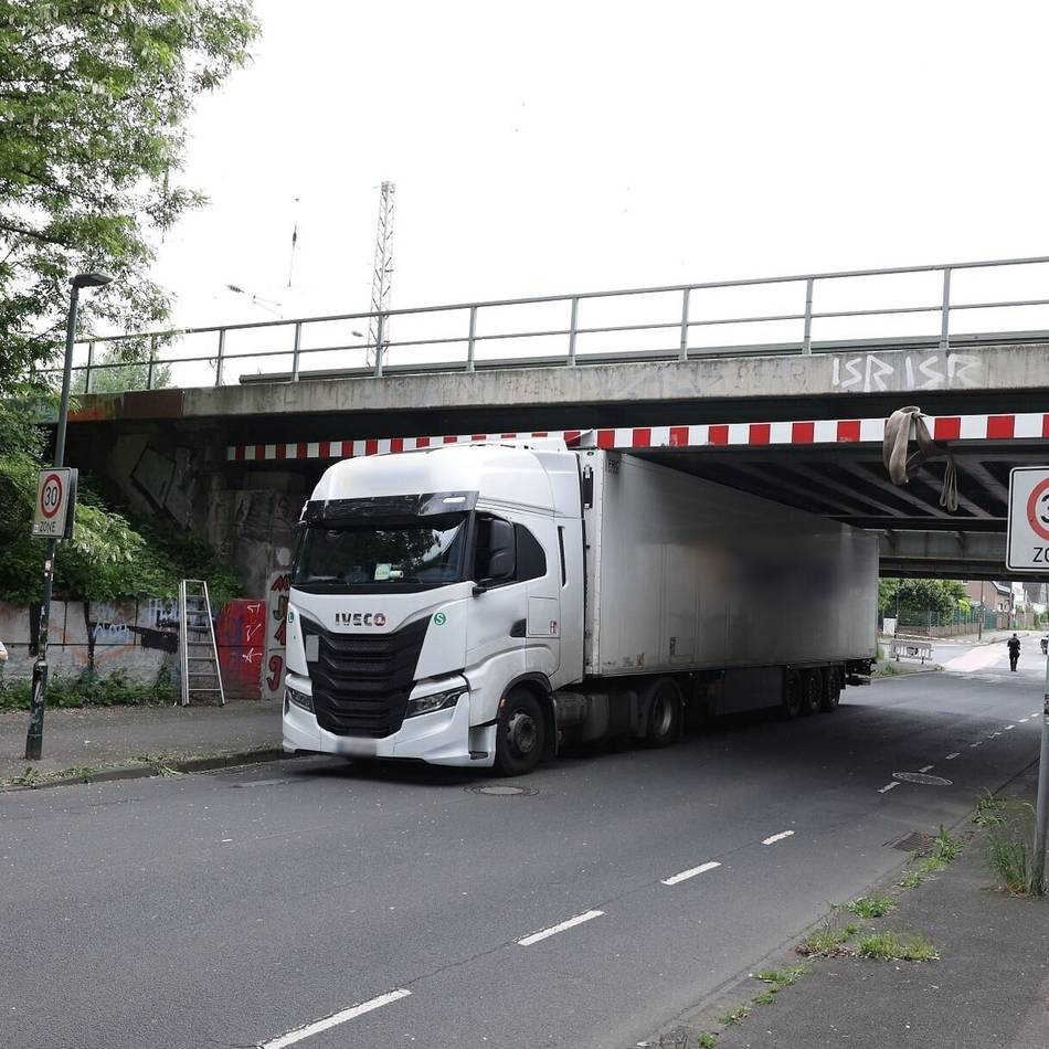 Stundenlange Beeinträchtigungen: Lkw-Unfall unter Brücke in Düsseldorf sorgt für Zugausfälle und Straßensperrung